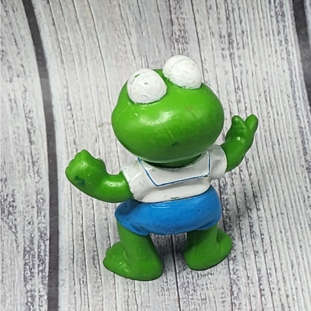 Vintage Ha! 1983 Muppets Kermit the Frog White Shirt Blue Shorts 2.5” Plastic - Picture 2 of 3